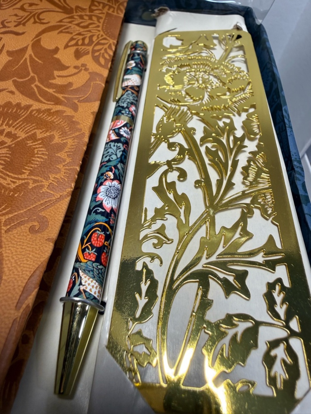 William Morris Journal Pen & Bookmark Set Floral Notes Notebook Gift Set NIB - Picture 7 of 7